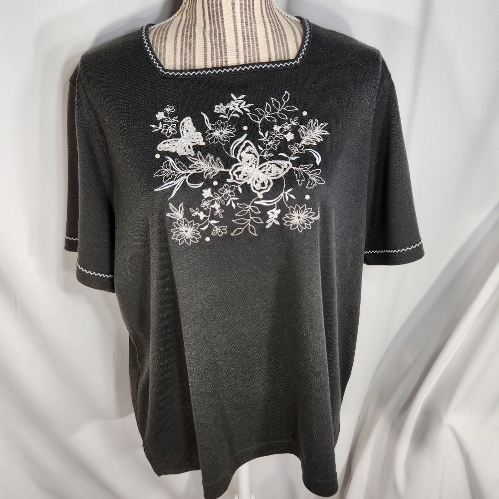 Bon Worth Black w/ White Butterfly Embroidered Graphic Short Sleeve Top Medium